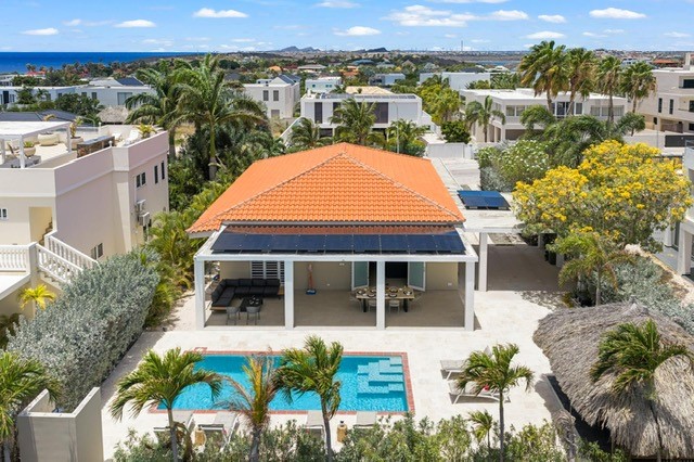 Luchtfoto van de villa en omgeving