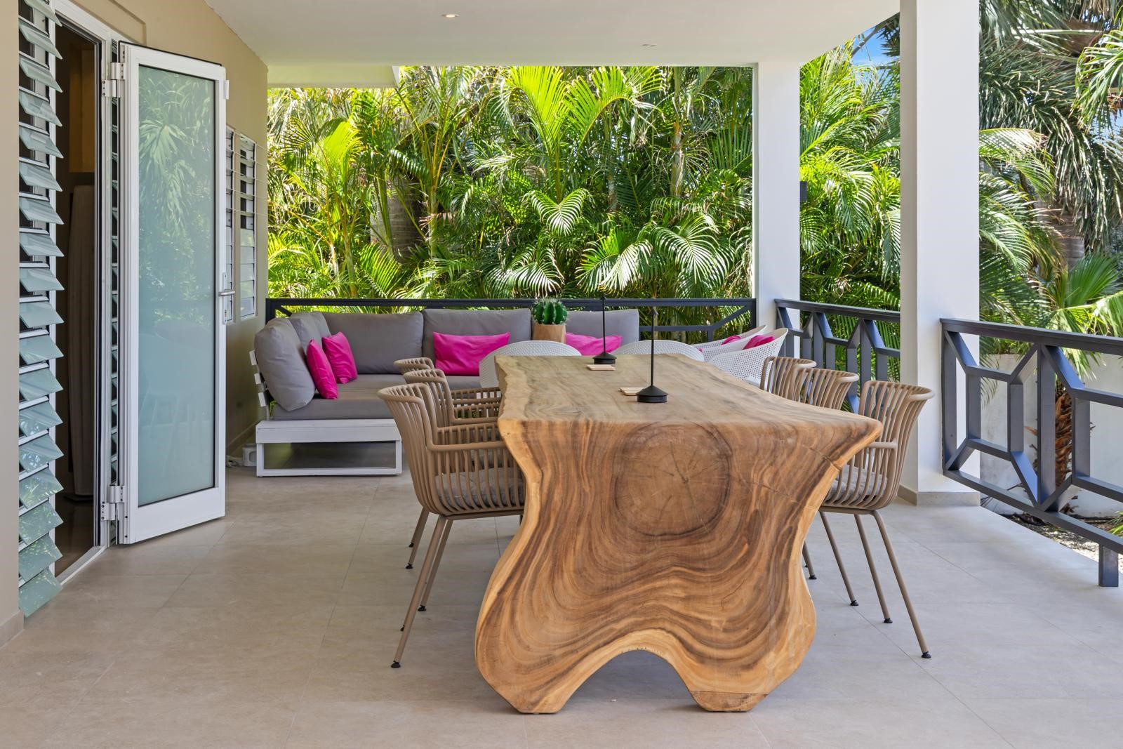 Overdekt terras met eettafel