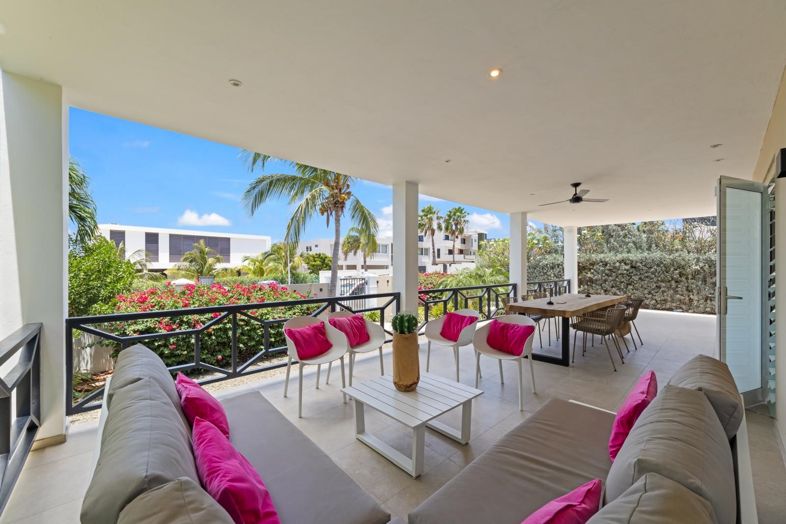 Terras voorzijde met loungeset