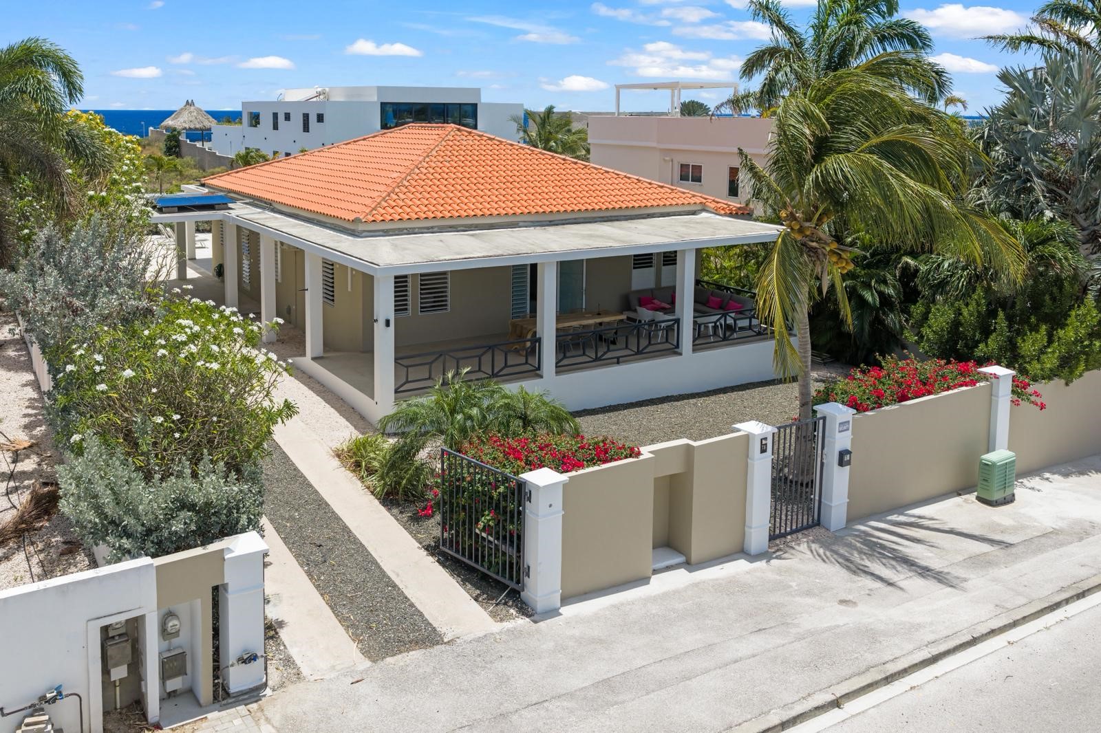 Villa vanaf de straat met poort