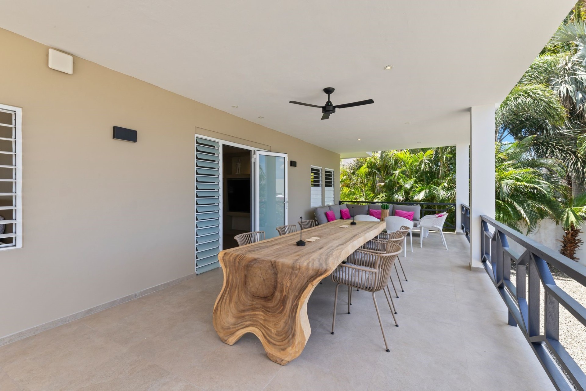 Overdekt terras met houten eettafel