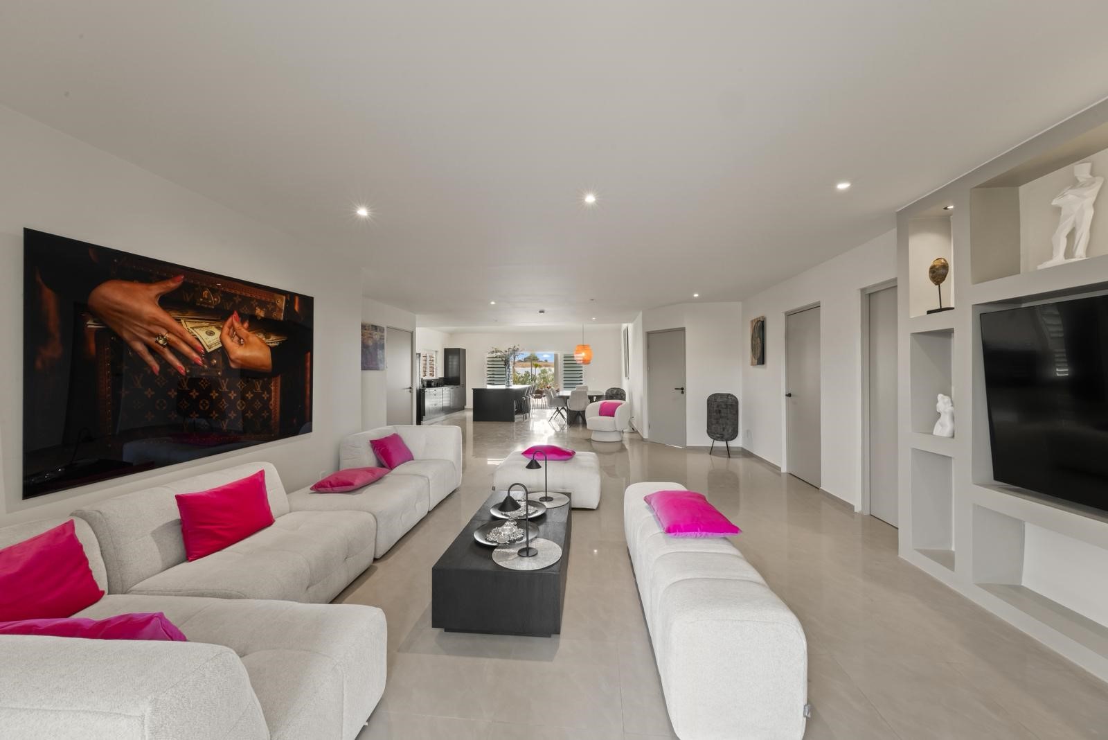 Ruime woonkamer met loungebanken